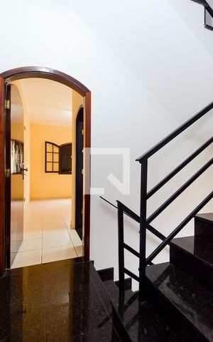 Casa à venda com 184m², 4 quartos e 2 vagasEscada e Corredor dos Quartos 