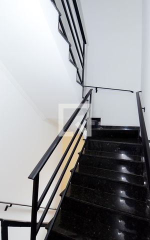 Casa à venda com 184m², 4 quartos e 2 vagasEscada e Corredor dos Quartos 