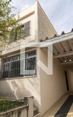 Casa à venda com 150m², 2 quartos e 2 vagas Casa à venda com 150m², 2 quartos e 2 vagasFachada