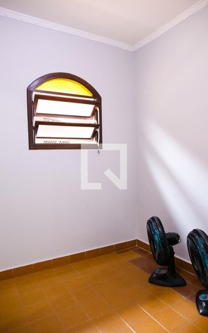 Casa à venda com 215m², 5 quartos e 2 vagas Casa à venda com 215m², 5 quartos e 2 vagasQuarto do Fundo 1
