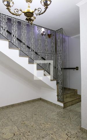 Casa à venda com 215m², 5 quartos e 2 vagas Casa à venda com 215m², 5 quartos e 2 vagasEscritorio