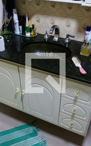 Casa à venda com 215m², 5 quartos e 2 vagas Casa à venda com 215m², 5 quartos e 2 vagasBanheiro da Suite