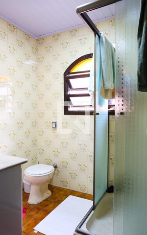 Casa à venda com 215m², 5 quartos e 2 vagas Casa à venda com 215m², 5 quartos e 2 vagasBanheiro Social