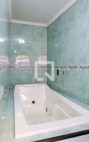 Casa à venda com 215m², 5 quartos e 2 vagas Casa à venda com 215m², 5 quartos e 2 vagasBanheiro da Suite