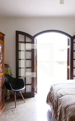 Casa à venda com 215m², 5 quartos e 2 vagas Casa à venda com 215m², 5 quartos e 2 vagasSuite