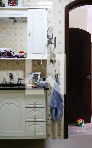 Casa à venda com 215m², 5 quartos e 2 vagas Casa à venda com 215m², 5 quartos e 2 vagasBanheiro da Suite