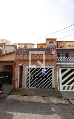 Casa à venda com 215m², 5 quartos e 2 vagas Casa à venda com 215m², 5 quartos e 2 vagasFachada