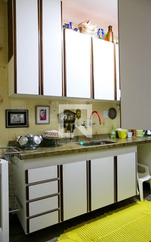 Casa à venda com 215m², 5 quartos e 2 vagas Casa à venda com 215m², 5 quartos e 2 vagasCozinha
