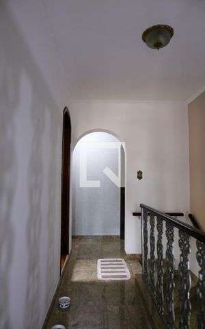 Casa à venda com 215m², 5 quartos e 2 vagas Casa à venda com 215m², 5 quartos e 2 vagasCorredor