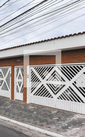 Casa à venda com 200m², 3 quartos e 4 vagas Casa à venda com 200m², 3 quartos e 4 vagasFachada