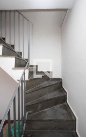 Casa para alugar com 119m², 2 quartos e 2 vagas Casa para alugar com 119m², 2 quartos e 2 vagasEscada