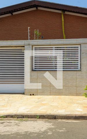 Casa à venda com 164m², 3 quartos e 3 vagas Casa à venda com 164m², 3 quartos e 3 vagasFachada