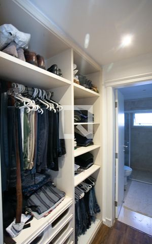 Casa de condomínio à venda com 600m², 3 quartos e 4 vagas Casa de condomínio à venda com 600m², 3 quartos e 4 vagasCloset da suíte 3 - 2/2