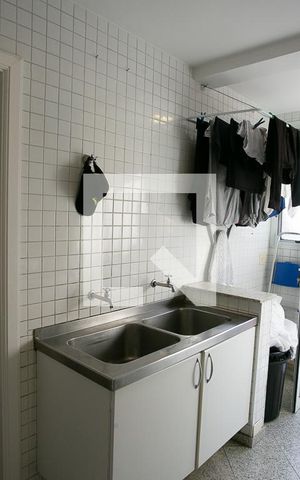 Casa de condomínio à venda com 600m², 3 quartos e 4 vagas Casa de condomínio à venda com 600m², 3 quartos e 4 vagasÁrea de Serviço
