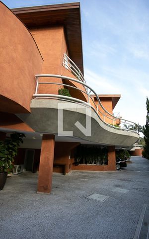 Casa de condomínio à venda com 600m², 3 quartos e 4 vagas Casa de condomínio à venda com 600m², 3 quartos e 4 vagasFachada