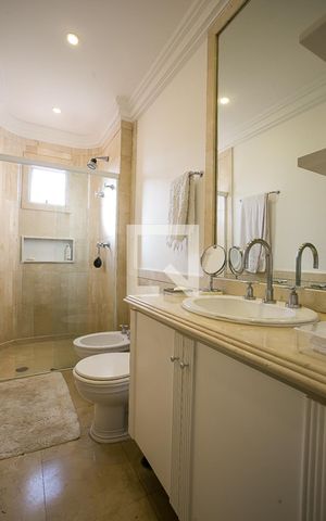 Casa de condomínio à venda com 600m², 3 quartos e 4 vagas Casa de condomínio à venda com 600m², 3 quartos e 4 vagasBanheiro da Suíte 2