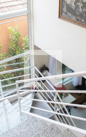 Casa à venda com 142m², 4 quartos e 4 vagas Casa à venda com 142m², 4 quartos e 4 vagashall escadas