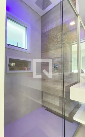 Casa de condomínio para alugar com 430m², 5 quartos e 6 vagasBanheiro da Suíte 3