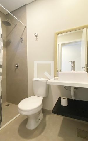 Casa de condomínio para alugar com 430m², 5 quartos e 6 vagasBanheiro de Serviço