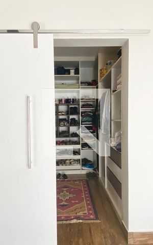 Casa de condomínio para alugar com 430m², 5 quartos e 6 vagasCloset
