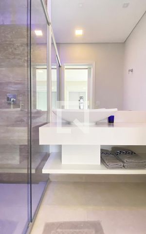 Casa de condomínio para alugar com 430m², 5 quartos e 6 vagasBanheiro da Suíte 3