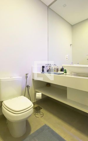 Casa de condomínio para alugar com 430m², 5 quartos e 6 vagasBanheiro da Suíte 2