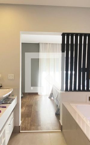 Casa de condomínio para alugar com 430m², 5 quartos e 6 vagasBanheiro da Suíte Master