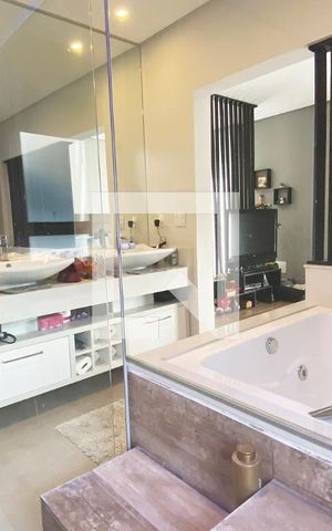 Casa de condomínio para alugar com 430m², 5 quartos e 6 vagasBanheiro da Suíte Master