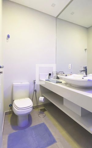 Casa de condomínio para alugar com 430m², 5 quartos e 6 vagasBanheiro da Suíte 2