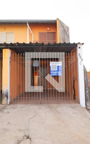 Casa para alugar com 67m², 2 quartos e 2 vagas Casa para alugar com 67m², 2 quartos e 2 vagasFachada