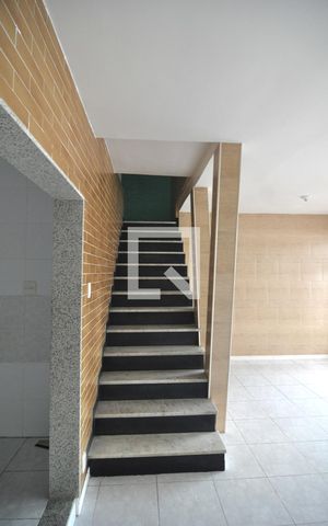 Casa à venda com 206m², 5 quartos e 1 vagaEscada de Acesso ao Segundo Andar