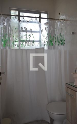 Casa à venda com 210m², 3 quartos e 6 vagasBanheiro Externo