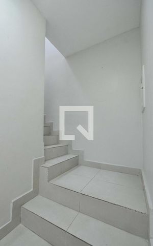 Casa para alugar com 215m², 4 quartos e 2 vagasEscada