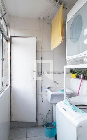 Casa à venda com 221m², 4 quartos e 2 vagas Casa à venda com 221m², 4 quartos e 2 vagasÁrea de Serviço casa 1