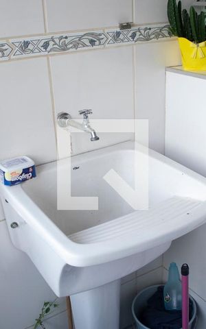Casa à venda com 221m², 4 quartos e 2 vagas Casa à venda com 221m², 4 quartos e 2 vagasÁrea de Serviço casa 1