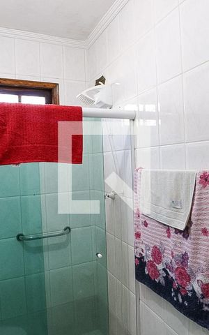 Casa à venda com 166m², 4 quartos e 2 vagas Casa à venda com 166m², 4 quartos e 2 vagasBanheiro da saíte