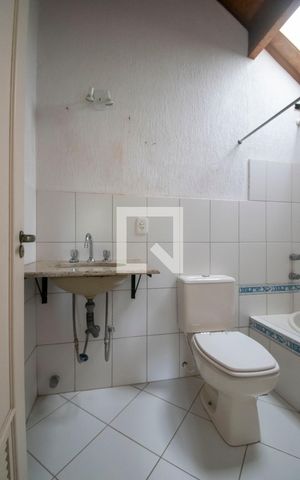 Casa de condomínio à venda com 160m², 3 quartos e 1 vaga Casa de condomínio à venda com 160m², 3 quartos e 1 vagaBanheiro do Sótão