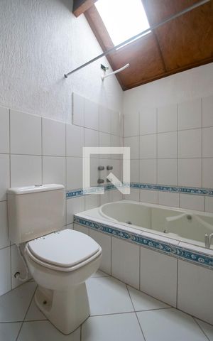 Casa de condomínio à venda com 160m², 3 quartos e 1 vaga Casa de condomínio à venda com 160m², 3 quartos e 1 vagaBanheiro do Sótão