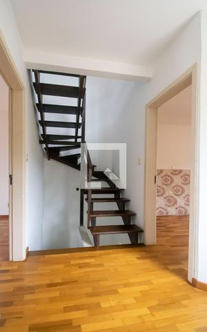 Casa de condomínio à venda com 160m², 3 quartos e 1 vaga Casa de condomínio à venda com 160m², 3 quartos e 1 vagaEscada