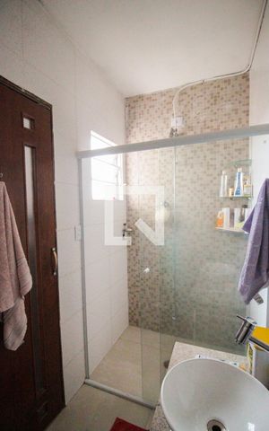 Casa à venda com 300m², 6 quartos e 2 vagas Casa à venda com 300m², 6 quartos e 2 vagasBanheiro da Suíte