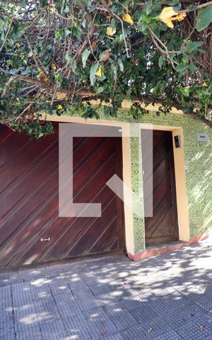 Casa à venda com 300m², 4 quartos e 4 vagasFachada