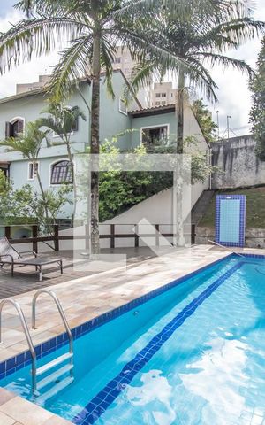 Casa de condomínio à venda com 456m², 3 quartos e 4 vagas Casa de condomínio à venda com 456m², 3 quartos e 4 vagasÁrea Comum - Piscina