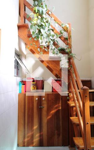 Casa à venda com 150m², 4 quartos e 3 vagasEscada para subir a suíte 2