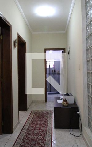 Casa à venda com 150m², 4 quartos e 3 vagasCorredor entre os quartos