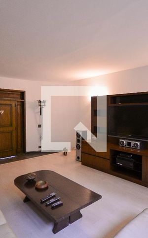 Casa à venda com 410m², 4 quartos e 4 vagas Casa à venda com 410m², 4 quartos e 4 vagasSala