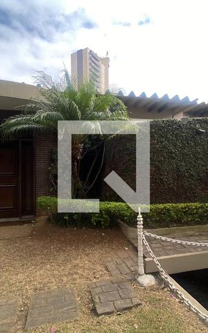 Casa à venda com 410m², 4 quartos e 4 vagas Casa à venda com 410m², 4 quartos e 4 vagasFachada