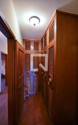 Casa à venda com 410m², 4 quartos e 4 vagas Casa à venda com 410m², 4 quartos e 4 vagasCloset