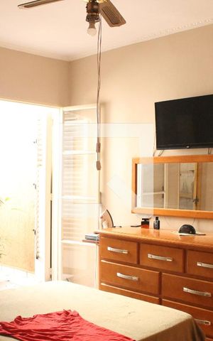 Casa à venda com 330m², 3 quartos e 3 vagasQuarto Suíte 1