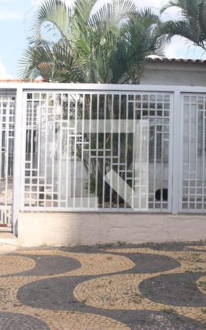 Casa à venda com 330m², 3 quartos e 3 vagasFachada