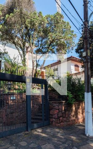 Casa à venda com 600m², 4 quartos e 5 vagas Casa à venda com 600m², 4 quartos e 5 vagasFachada
